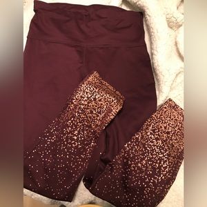 Xersion fitted leggings - burgundy with gold